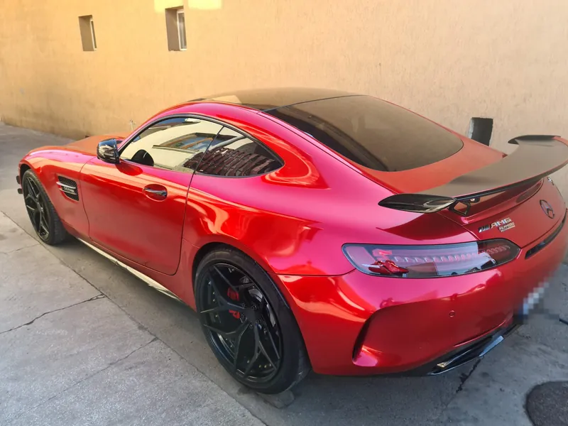 Mercedes-AMG GT roșu, văzut din spate, cu jante negre montate