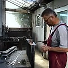 Mecanic care lucrează la un radiator în atelier
