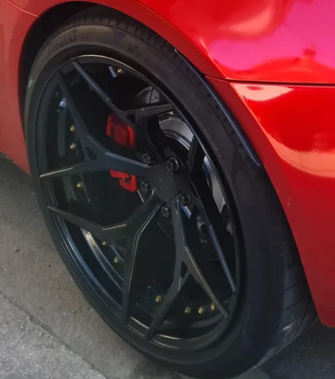 Detaliu: jantă neagră pe Mercedes-AMG GT roșu