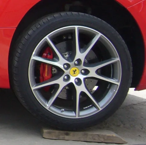 Detaliu: jantă cu spițe duble pe Ferrari California